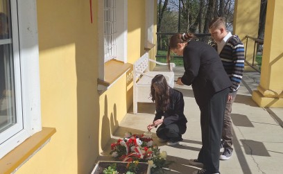 Apel upamiętniający zbrodnię katyńską i katastrofę smoleńską w Szkole Podstawowej w Rudołowicach.