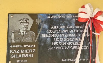 Apel upamiętniający zbrodnię katyńską i katastrofę smoleńską w Szkole Podstawowej w Rudołowicach.