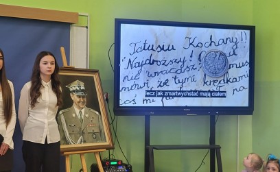 Apel upamiętniający zbrodnię katyńską i katastrofę smoleńską w Szkole Podstawowej w Rudołowicach.