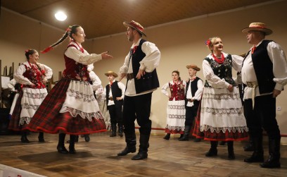 Nowe stroje ludowe Zespołu Pieśni i Tańca „Familia” z Rudołowic! Koncert w WDK zwieńczył realizację projektu EtnoPolska 2025.
