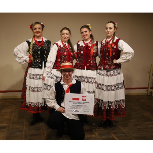 Nowe stroje ludowe Zespołu Pieśni i Tańca „Familia” z Rudołowic! Koncert w WDK zwieńczył realizację projektu EtnoPolska 2025.