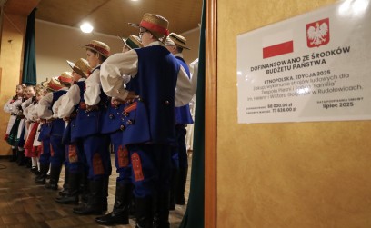 Nowe stroje ludowe Zespołu Pieśni i Tańca „Familia” z Rudołowic! Koncert w WDK zwieńczył realizację projektu EtnoPolska 2025.