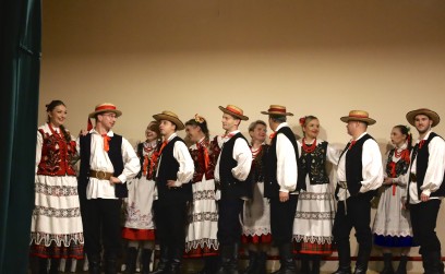 Nowe stroje ludowe Zespołu Pieśni i Tańca „Familia” z Rudołowic! Koncert w WDK zwieńczył realizację projektu EtnoPolska 2025.