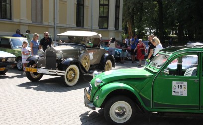 Nietuzinkowe pojazdy zabytkowe zawitały na terenie Gminy Roźwienica!