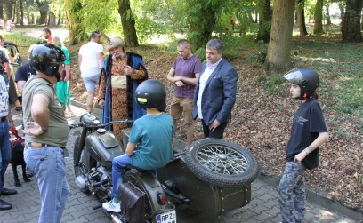 Nietuzinkowe pojazdy zabytkowe zawitały na terenie Gminy Roźwienica!