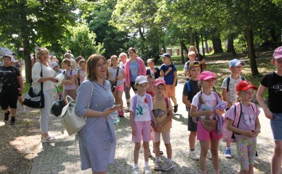 Roźwienicki Park Rozbrzmiał Śmiechem – Bajeczny Gminny Dzień Dziecka!