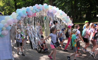 Roźwienicki Park Rozbrzmiał Śmiechem – Bajeczny Gminny Dzień Dziecka!