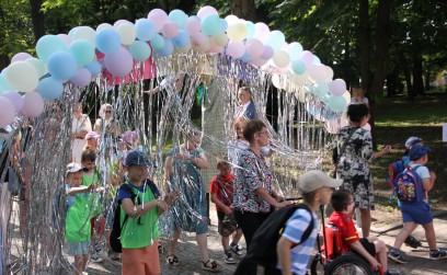 Roźwienicki Park Rozbrzmiał Śmiechem – Bajeczny Gminny Dzień Dziecka!