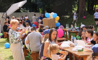 Roźwienicki Park Rozbrzmiał Śmiechem – Bajeczny Gminny Dzień Dziecka!
