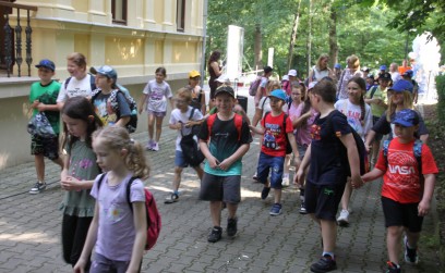 Roźwienicki Park Rozbrzmiał Śmiechem – Bajeczny Gminny Dzień Dziecka!