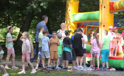 Roźwienicki Park Rozbrzmiał Śmiechem – Bajeczny Gminny Dzień Dziecka!