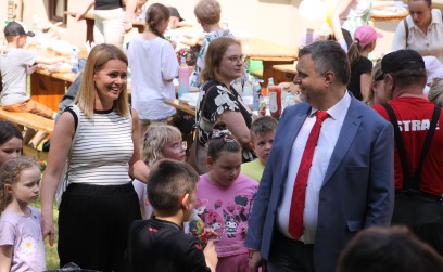 Roźwienicki Park Rozbrzmiał Śmiechem – Bajeczny Gminny Dzień Dziecka!