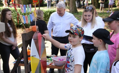 Roźwienicki Park Rozbrzmiał Śmiechem – Bajeczny Gminny Dzień Dziecka!