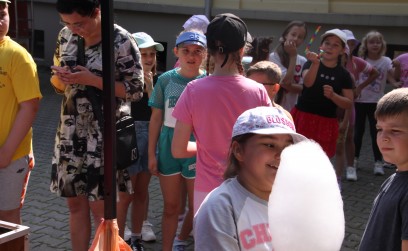 Roźwienicki Park Rozbrzmiał Śmiechem – Bajeczny Gminny Dzień Dziecka!