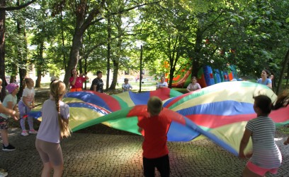 Roźwienicki Park Rozbrzmiał Śmiechem – Bajeczny Gminny Dzień Dziecka!