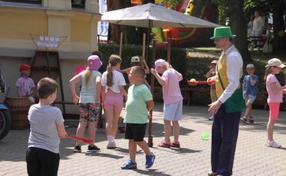 Roźwienicki Park Rozbrzmiał Śmiechem – Bajeczny Gminny Dzień Dziecka!
