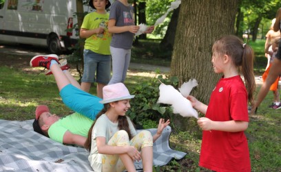 Roźwienicki Park Rozbrzmiał Śmiechem – Bajeczny Gminny Dzień Dziecka!