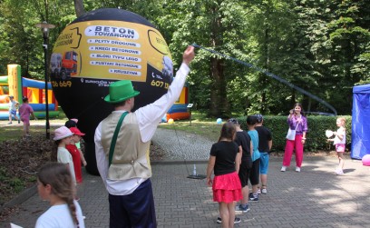 Roźwienicki Park Rozbrzmiał Śmiechem – Bajeczny Gminny Dzień Dziecka!