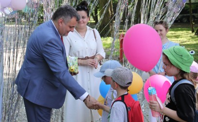 Roźwienicki Park Rozbrzmiał Śmiechem – Bajeczny Gminny Dzień Dziecka!