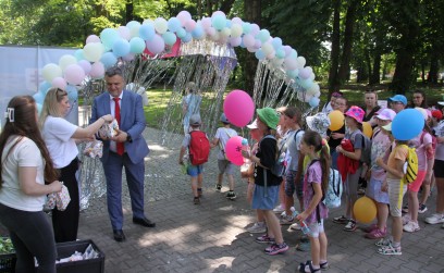 Roźwienicki Park Rozbrzmiał Śmiechem – Bajeczny Gminny Dzień Dziecka!
