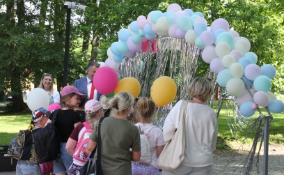 Roźwienicki Park Rozbrzmiał Śmiechem – Bajeczny Gminny Dzień Dziecka!