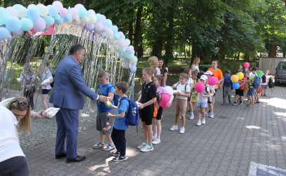 Roźwienicki Park Rozbrzmiał Śmiechem – Bajeczny Gminny Dzień Dziecka!